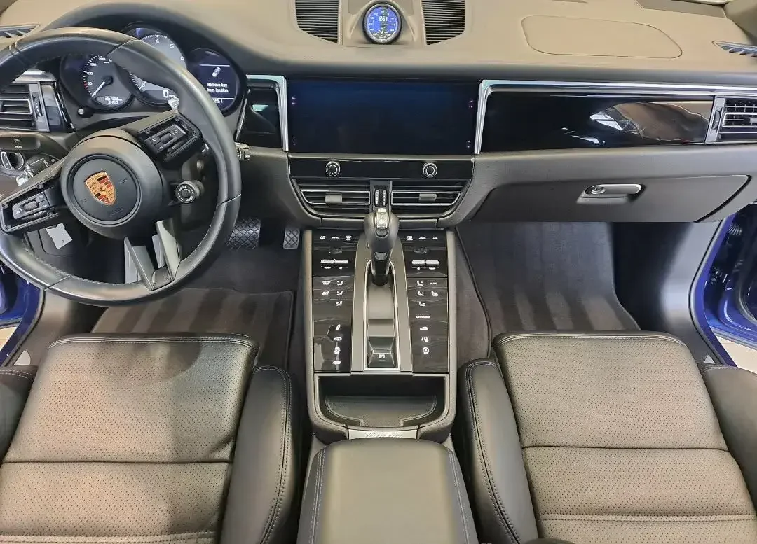 Kokpit Porsche z białą tapicerką po detailingu
