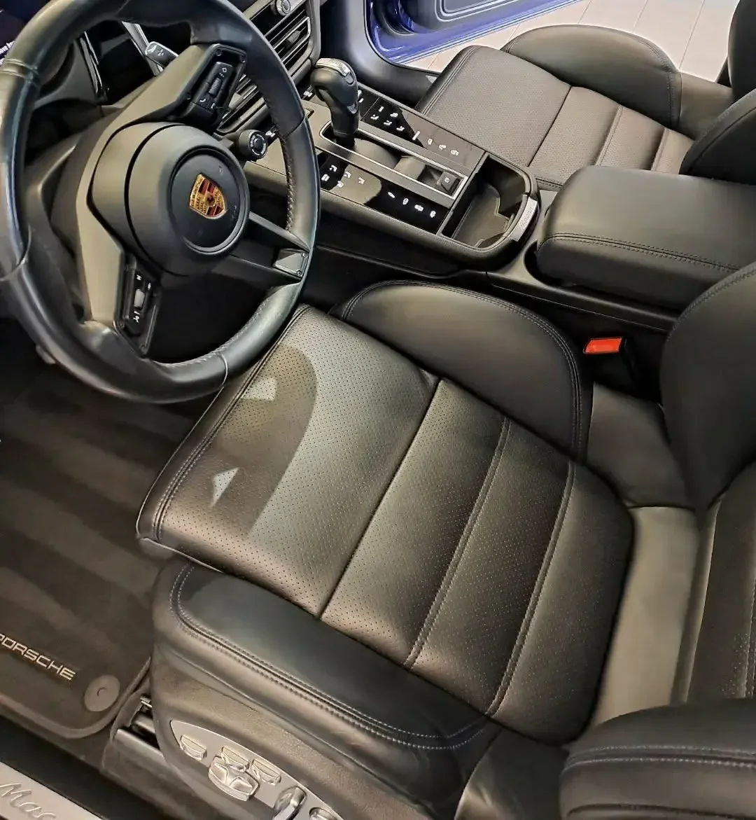 Czarna kierownica Porsche, widok z góry